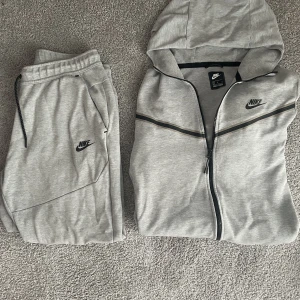 Nike tech stl m i tröja och l i byxor  - Är använd runt 10 gånger och är i ett mycket bra skick. Tröjan är i storlek medium och byxorna i storkel Large 