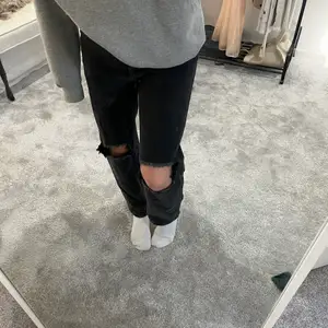Säljer dessa snygga gråa denim jeans från PrettyLittleThing med hål vid knäna. Inget fel på nåt sätt, utan bara jag som blivit längre och därför har jeansen blivit kortare. (Jag är förövrigt 167cm) 💗 Tror de kostade runt 300 så budning sker från 150kr☺️