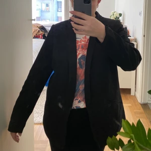 Svart kavaj - Snygg svart kavaj från HM. Står att den är storlek 46 men den sitter lite oversized på mig som är 38☺️