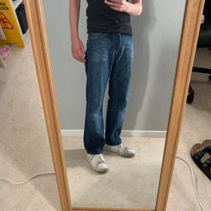 Nudie jeans - Nudie jeans i väldigt bra skick! Jag är 175 och passar mig utmärkt. Säljer då jag har för mcyket byxor så behöver göra mig av med några par :)