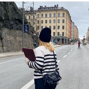 Mössa - En snygg mössa med ett extra foder av Bambu för att vara skonsam mot hår och hud. 