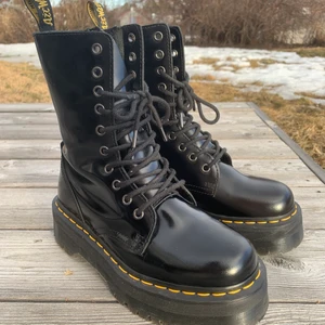 Dr martens Jadon - Säljer dem populära dr. martens Jadon kängorna. Verkligen älskar dem men tyvärr är dem för små. Endast använda få antal gånger och är i princip i nyskick. Fråga gärna efter fler bilder. Storlek 37. Nypris: 2300kr. Frakt tillkommer. 