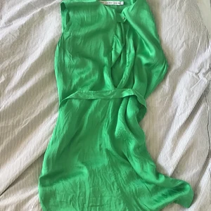 Gröm sommarklänning - Från & other stories. Perfekt till sommaren (dåliga bilder)⚡️