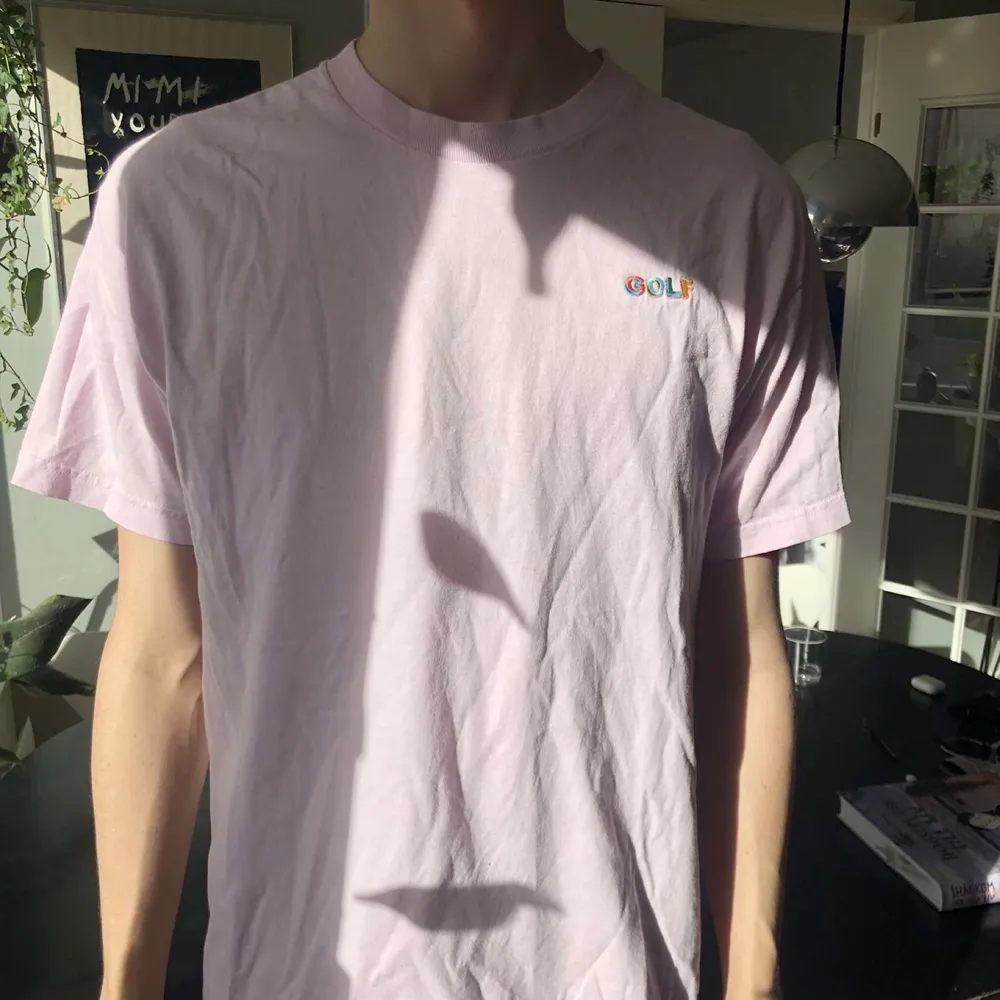 En rosa GOLF tshirt med tryck i olika färger. Anledningen till att jag säljer är för att den inte kommer till användning hos mig. Skjortor.