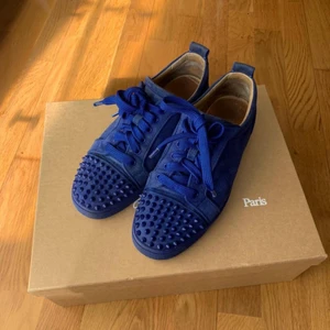 louboutin skor kvitto finns  - Säljer ett par Christian Louboutins. Allting ingår dvs Box, kvitto, dustbags till skorna. Köpta för 5200 danska kronor vilket är ungefär 7400 svenska. Storlek 40 men passar 41-42. Funkar även i storlek 40 med en tjockare sula.