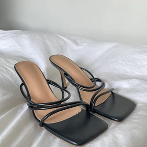 Sandaler med klack  - Säljer dessa super fina sandaler med klackar, säljer då det inte kommer till användning. Klackarna är i storlek 41 men små i storleken så passar mig med storlek 39/40. Skriv för fler bilder. Köparen står för frakten😍❤️‍🔥💗💘