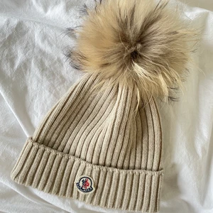 Moncler mössa - Säljer detta söta mössa från Moncler då den inte kommer till användning längre, mössan är i barnstorlek XL men passar mig som har en normaltstort huvud. Mössan är äkta (går att scanna qr korden) Skriv för fler bilder. Köparen står för frakt😍❤️‍🔥💗💘