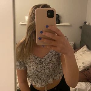 Snygg sommartopp  - Snygg kortare topp till sommaren/våren!🖤🤍 Kommer ifrån Shein i storlek 38/M men skulle säga att den är lite liten i storlek så därför skulle den kunna passa XS/S/M, går också att dra åt! Aldrig använd!!