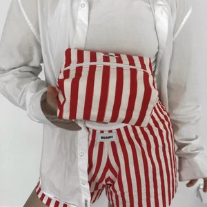 Shorts, necessär, smyckespåse - Shorts, smyckespåsar och necessärer🍒❤️🍄 handgjorda och tillverkade av återvunnet secondhandtyg. Finnes mer på bernh.se. Shortsen är storlek S/M ❤️ shorts 390kr, necessär 350kr, smyckespåse 50kr. Frakt varieras på vikten