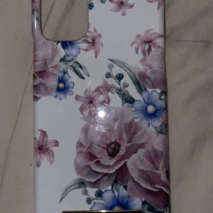 iPhone 12 mini skal  - Jag säljer iPhone 12 mini skal. Den super fint sick jag ingen användning för den. Jag har bytt mobil så den passar ej mobil lägre. Frakt står köper för själv. Endast postar den . 