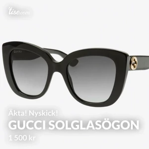 Gucci Solglasögon - Säljer mina äkta Gucci solglasögon, knappt använda! Nypris 2600 kronor, säljer för 1500 kronor. Äkthetsbevis, och fodral medföljer (se bild)