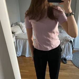T shirt från zara - Säljer denna fina tröja från zara, aldrig använd endast testad då jag trodde färgen skulle vara annan. Nypris 169kr säljs för 100 exklusive frakt, kan fraktats (köparen står för frakt) eller hämtas upp i Stockholms området, strl S🤍