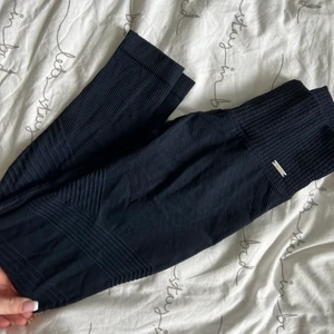 AIMN THIGTS - Aimn thighs i marin blått! Används 1-2 gånger tycker dem sitter lite thight i midjan på mig 