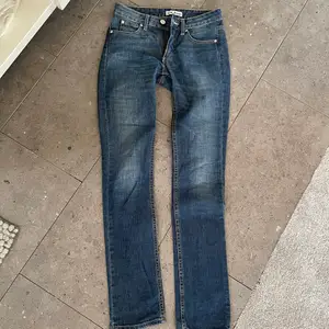 Så snygga lågmidjade jeans från acne som tyvär blivit för små för mig. Har knappt använt de men dock har en skärpögla gått sönder men det är jättelätt att laga💞💞