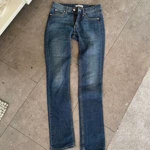 Acne jeans lågmidjade - Så snygga lågmidjade jeans från acne som tyvär blivit för små för mig. Har knappt använt de men dock har en skärpögla gått sönder men det är jättelätt att laga💞💞