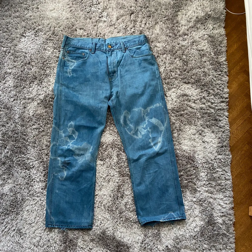 Säljer dessa Carhartt Western Pant, köpta second hand i Aten. Sjukt häftigt gjorda och sitter snyggt baggy. Jeans & Byxor.