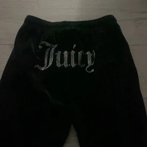 juicy byxor - säljer dessa svarta sammet juicy byxor för dom aldrig kom till användning, nytt skick kanske använda 5 gånger. Privat för flera bilder. Priset går att ändra på om man tycker de.