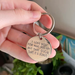 Nyckelring  - Lite roligare nyckelring man kan ge bort i present till sin kille, nyskick !! Frakten är 13kr med PostNord och gåva ingår alltid! 