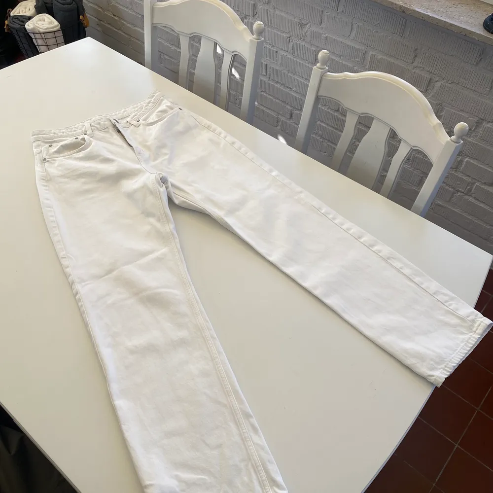 Ett par vita Weekday jeans i passformen ”Voyage”. Säljs pga att jag inte får tillräckligt med användning för dem! Bild nr 2 från Weekday för beskrivning av passformen. . Jeans & Byxor.