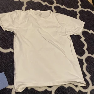 Newbody, vit t-shirt - Tröjan är i storlek S. Har växt ut plagget därför säljer jag det 