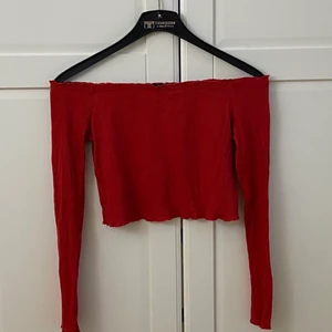 Röd långärmad off shoulder❤️ - En långärmad off shoulder från Hm❤️Den är S/M