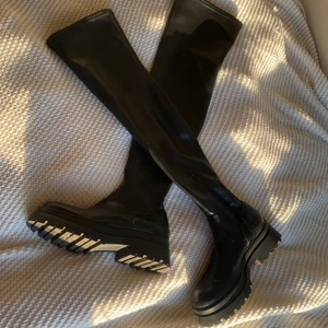 Höga boots strl 36 - Jätte fina höga boots parfekt till lite kallare dagar om man vill ha klänning. Använda ca 2 gånger.
