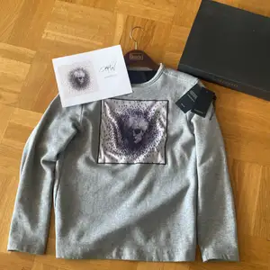 Limitato Sweatshirt stl. S men lite liten i storlek.               Är i mycket bra skick, och låda och bild tillkommer.       Köpte på Limitato.com. Och den är ifrån 2019.                Är nummer 20/500 i världen                                              Finns att hämta i Askim. 