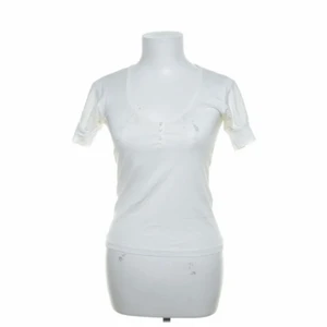 topp - Säljer denna jätte fina tshirt med knappar! Märker är acne! kommer tyvärr inte till andvänding  