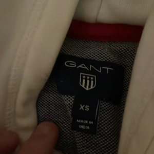 Gant hoodie storlek XS - Jag säljer min gant hoodie eftersom den har blivit för liten för mig, den har några små fläckar på luvan men annars bra skick.