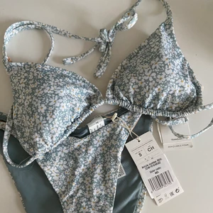 Blommig blå bikini - Superfin blå blommig bikini från Zalando💕 Helt oanvänd, lapparna sitter kvar. Överdelen är i Stl M och underdelen i Stl S, bara att skriva vid frågor💗