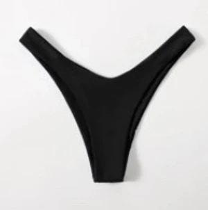 Bikiniunderdel - Säljer denna svarta bikiniunderdel då den va aldelels för liten, aldrig tästad utan bara utplockad ur sin påse. 40kr + frakt. Skriv för fler bilder