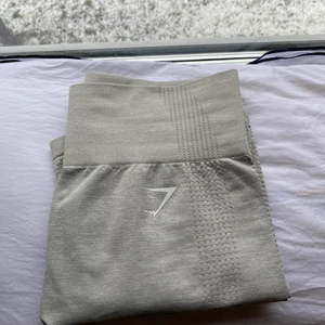 Gymshark Seamless Leggings - Seamless träningstights från Gymshark som är slutsålda på hemsidan💗 Endast använda två gånger och tyvärr fel storlek för mig. Andra bilden visar den mest korrekta färgen. Nypris 449kr. 