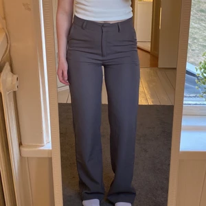 Madlady kostymbyxor  - Jättefina kostymbyxor från Madlady i storlek EU38-L32. Byxorna är i nyskick, Ordinarie pris 499kr nu 200kr + 66kr i frakt (spårbar) ❤️‍🔥❤️‍🔥 jag är 170cm!