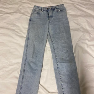 Jeans  - Blåa jeans från pull and bear storlek 34 