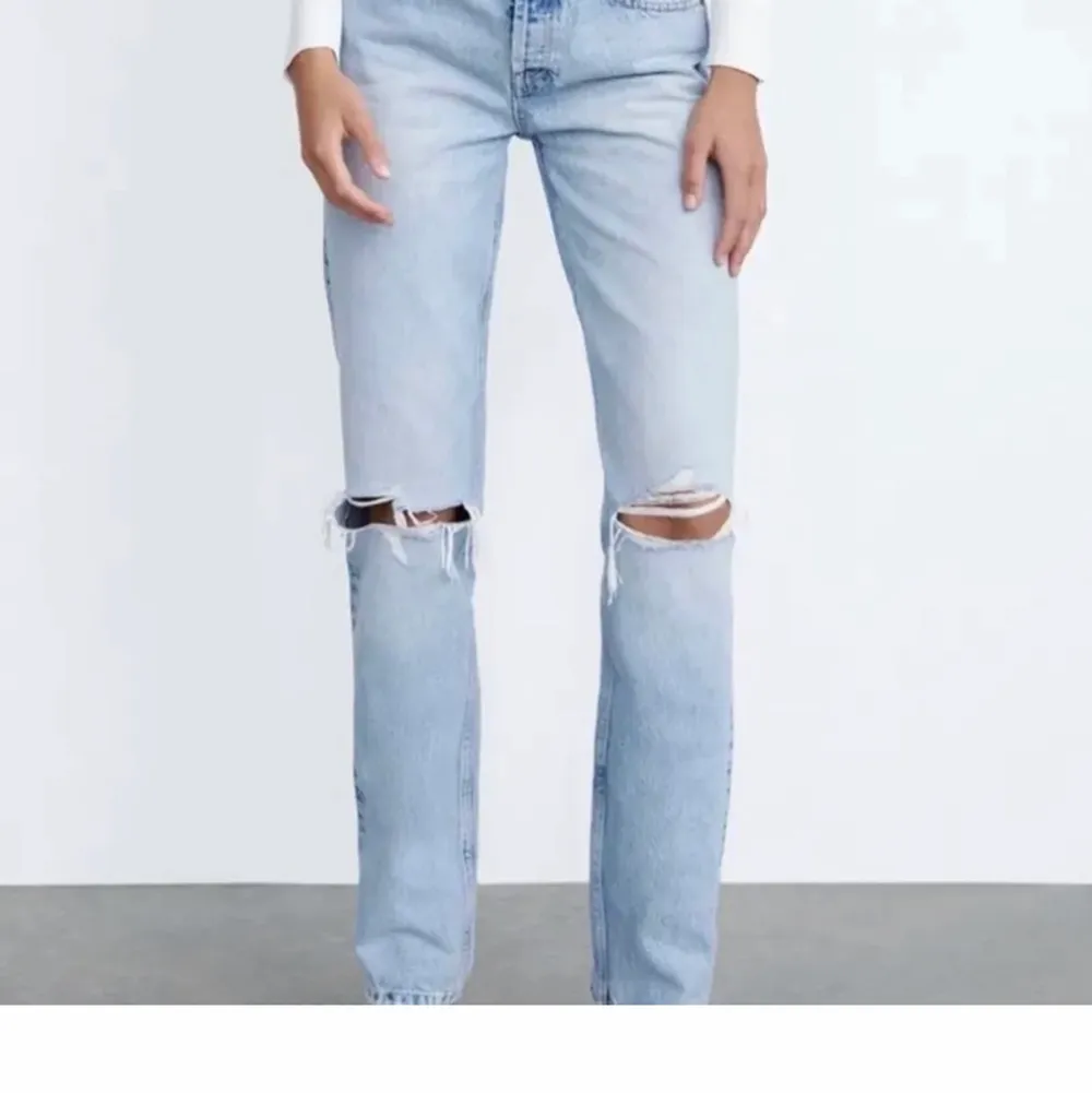 Säljer mina super snygga jeans från zara😍 Köptes i januari och använda fåtalet gånger❤️ jeansen är i ny skick🤩. Jeans & Byxor.