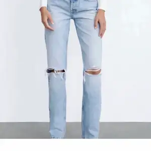 Säljer mina super snygga jeans från zara😍 Köptes i januari och använda fåtalet gånger❤️ jeansen är i ny skick🤩