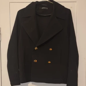 Svart oversized kavaj med guldknappar - Svart kavaj med guldknappar. Snygg både öppen och stängd