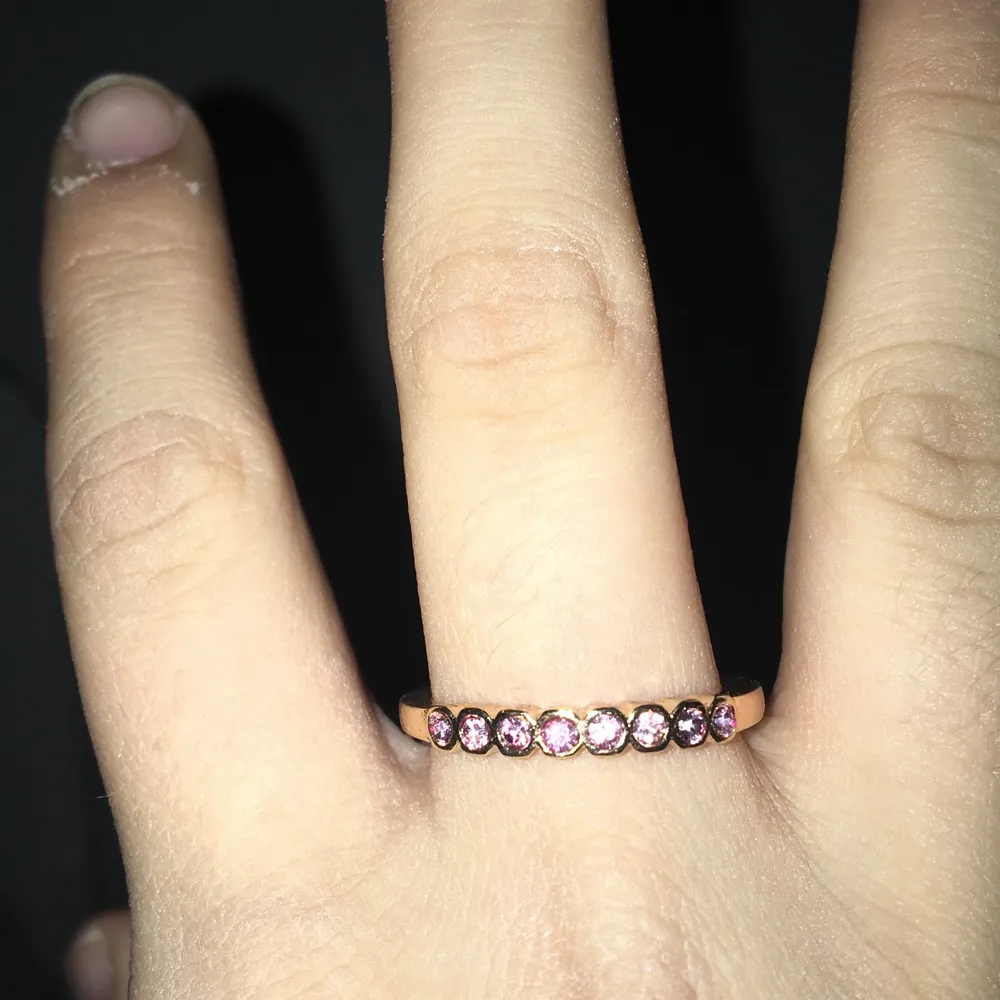 Säljer en jätte fin rosa ring . Jag använder inte ringar så det är därför jag säljer den.:). Accessoarer.