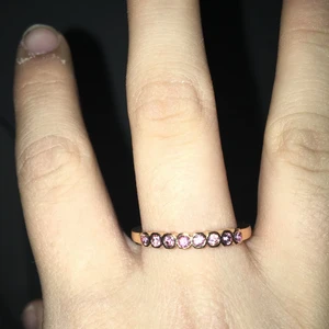 Rosa ring - Säljer en jätte fin rosa ring . Jag använder inte ringar så det är därför jag säljer den.:)