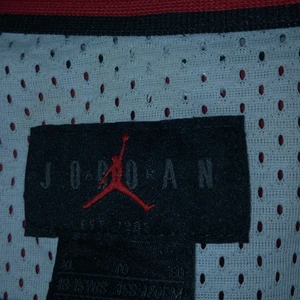 Jordan vårjacka strl, 158-170 cm - Jag säljer nu min Jordan vårjacka eftersom att jag inte har något behov av den jackan är i fint skick och använd Max 5 gånger. Jackan är i strl xl i barnstorlek men ganska liten i storleken. Jag är 165 cm lång och den är lite för liten för mig