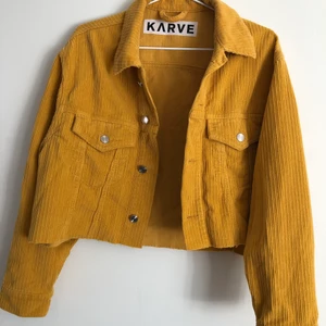 sommarjacka croppad - Croppad manchester jacka till sommaren köpt på carlings, från märket krave. Endast använd en sommar. Köpt för 899kr. Jätte fint skick. 