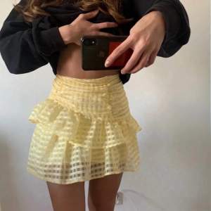 Kollar intresset på denna jättefina kjolen från Gina köpt förra sommaren. Lånade bilder, skriv privat för egna så skickar jag💗 är inte helt säker på om jag vill sälja!! ‼️Säljer inte under 230 kr‼️