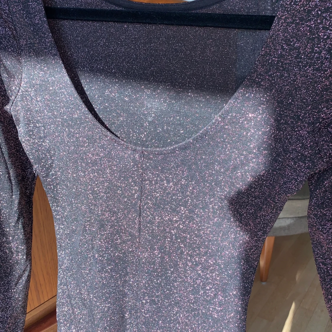 Rosa-/rödglittrig klänning. - 90