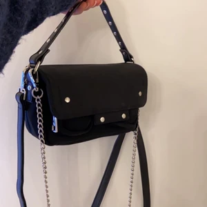 NuNoo väska - Hej! Säljer min NuNoo small honey recycled nylon väska pågrund av att jag aldrig använder den. Den är i nytt skick och enbart använt ett få tal gånger. Ny pris 799kr💕.                  - Bredd: 18,5 cm.                                                                          - Höjd: 12 cm.                                                                                 - djup: 8 cm