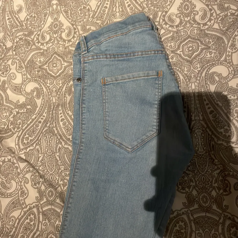 Stretchiga skinny jeans i storleken xs/s. Okej skick . Jeans & Byxor.