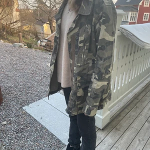 Kamouflage jacka - Superfin kamouflage jacka som tyvärr kom i fel storlek och är för stor på mig. Oanvänd☺️🤩