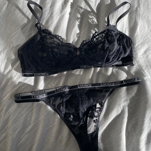 Loungeunderwear set - Bh + string från loungeunderwear. Storlek 80C och stl M i string. Trosorna är helt oanvända och toppen är använd två gånger. De är nyinköpta för 650 kr. 🖤