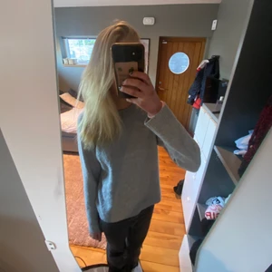 Grå stickad tröja - FÖRST TILL KVARN! Grå stickad tröja med ett litet hål vid armen men det går att sy💕