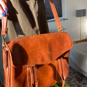 Vintage brun väska - Vintage vätska som tyvärr inte kommer till användning!💕 Men är i ett bra skick och väldigt fin. 