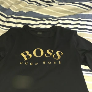Hugo boss tröja Storlek M  - Skick 9/10 helt äkta bra passform, säljer pågrund av att jag rensar garderoben!